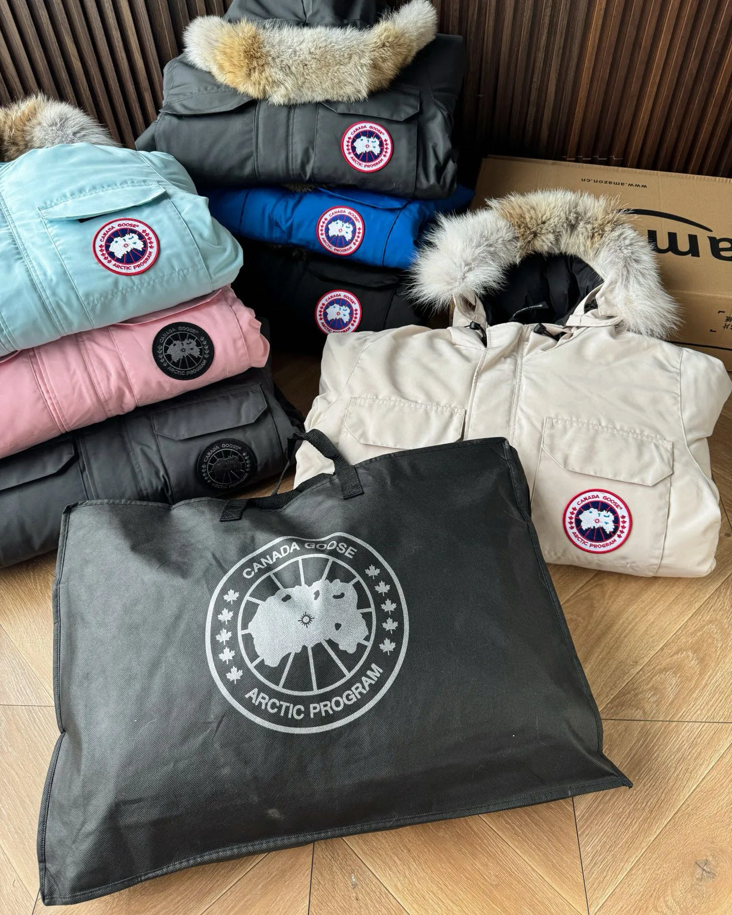 P780 🆕 Top original version, supports chip sensor with handbag 𝗖𝗮𝗻𝗮𝗱𝗮 𝗚𝗼𝘀𝗲 / 🇨🇦 Canada Goose 08 Down Jacket ⚠️ Partners who have been cooperating with us in the past few years know that no matter what is produced outside, our pure genuine trading company ships ❗️ After the test of time, we have received rave reviews. You can compare the market products with us. If you are not satisfied, you can return it at will. You are also welcome to come to ZG to see it and then come to my home to buy‼  1⃣️ The filling is 80% white duck down, with a weight of 500g. Regarding the down content, you can feel it with your hands. Good down has no embarrassment and can be called a walking duvet! 2⃣️ The fabric is made of Feather-Light 10D waterproof coating fabric, which is made of 84.5 polyester fiber and 15.5 cotton. The surface is treated with a special Teflon protective coating produced by DuPont to prevent wind and splash water, and makes the clothing anti-pollution and long-lasting new features! 3⃣️ One-piece seamless cuffs, 13cm official length, all seals are stamped, and all the inner liner is hemmed. The overcoat means sewing all the inner liner once. On the one hand, it is to prevent the velvet from running off, and on the other hand, it can keep the stiffness of the clothes! 4⃣️ Original Yoshida Kogyo Kabushikigaisha zipper, top-grade zinc alloy electroplated zipper with the highest specifications, using precise Japanese craftsmanship, raw materials and management methods. Each zipper can withstand 100,000+ openings and closings 5⃣️ The detachable fur collar is made of top-grade imported wolf fur, which is not comparable to the loose and soft raccoon fur and fake fur on the market. It is a natural Siberian coyote fur collar. The delicate and strong feel is the sense of life that comes from the erosion of wind and frost in nature. 6⃣️ Main logo double-thread 9-needle locking stranded embroidery, electronic digital automatic embroidery, maple leaves with sharp edges. Size: XS-XXL Color: black, off-white, graphite gray, sapphire blue Dark Blue Pink Azure Graphite Gray Black Label Shoulder Width Chest Sleeve Length Clothes Length Recommended Weight kg 67 87 80-90 2XL 58 136 69 89 90-105